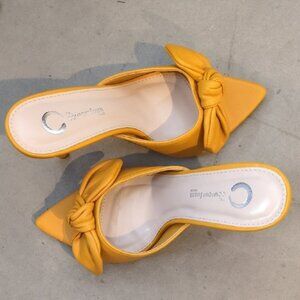 Journee Collection Zelah Women's Yellow Gold Pointed Tow Bow Tie Heels Size‎ 6.5